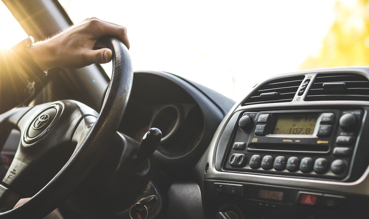 Jak systemy bezpieczeństwa w samochodach wpływają na bezpieczeństwo na drogach?