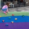 Zalety stosowania wykładzin gumowych w przestrzeniach dla dzieci