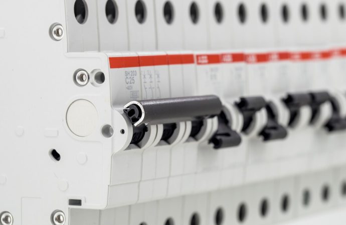 Jak dobrze dobierać elementy składowe instalacji elektrycznych?