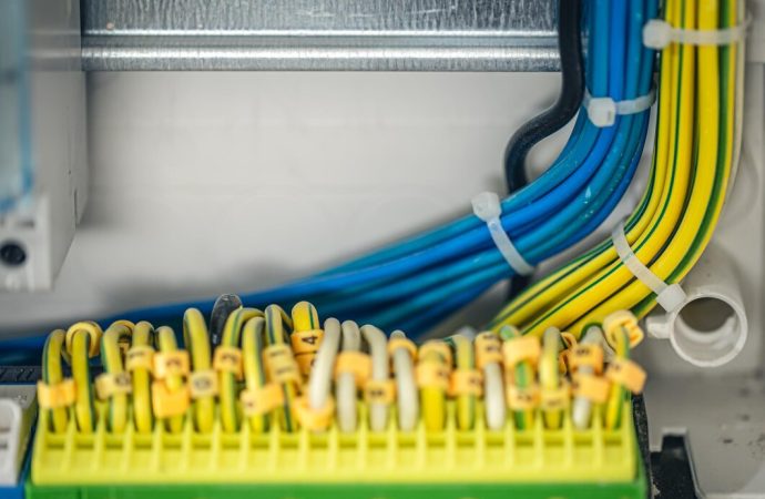Przewodnik po bezpiecznym montażu i zastosowaniu listew kablowych w instalacjach elektrycznych