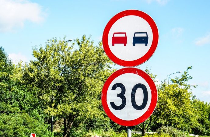 Rozumienie i znaczenie symboli drogowych dla bezpiecznej jazdy