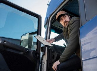 Wybór odpowiedniej pracy za granicą: poradnik dla polskich kierowców ciężarówki
